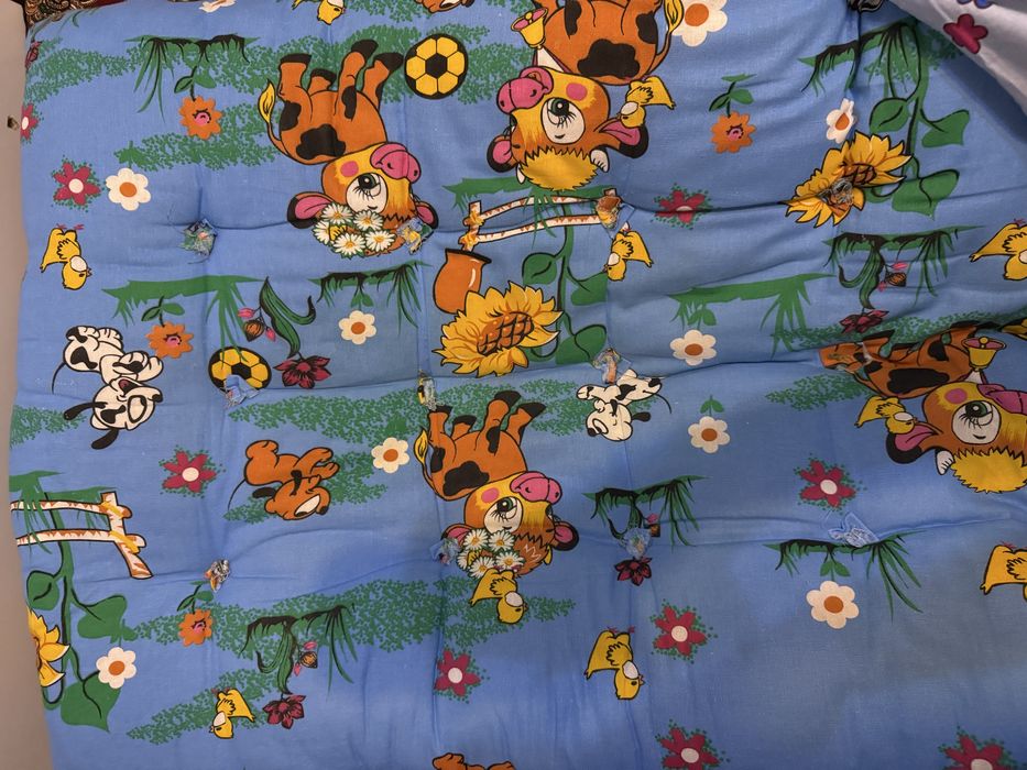 Кроватка детская в отличном состоянии. Матрас и бортики в подарок .