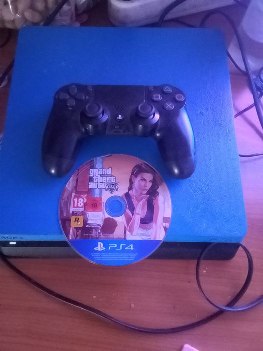 Vând play station 4