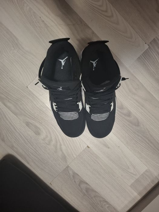 Jordan 4 white thunder