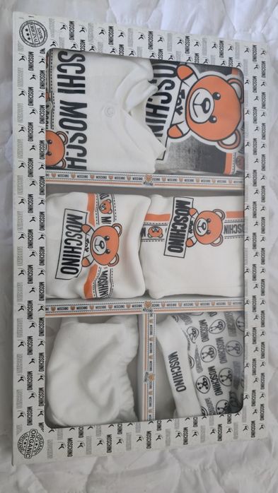 Set articole Moschino pentru nou nascuti
