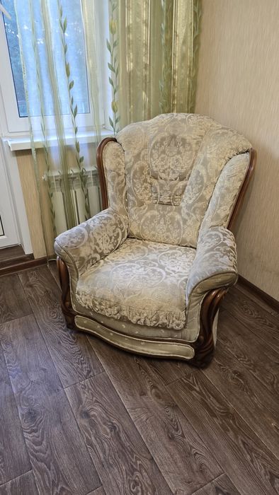 Продам диван + 2 кресла в классическом стиле