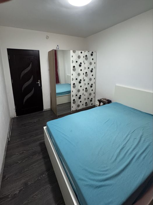 Inchiriez apartament cu 2 camere .