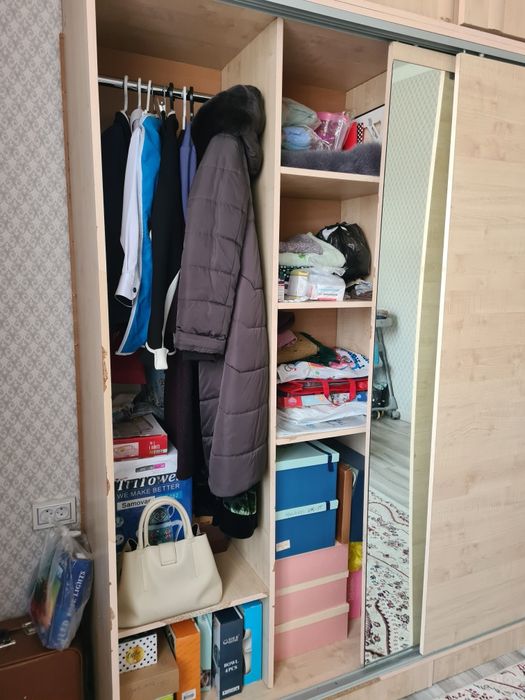 Купейный шкаф с зеркалам.