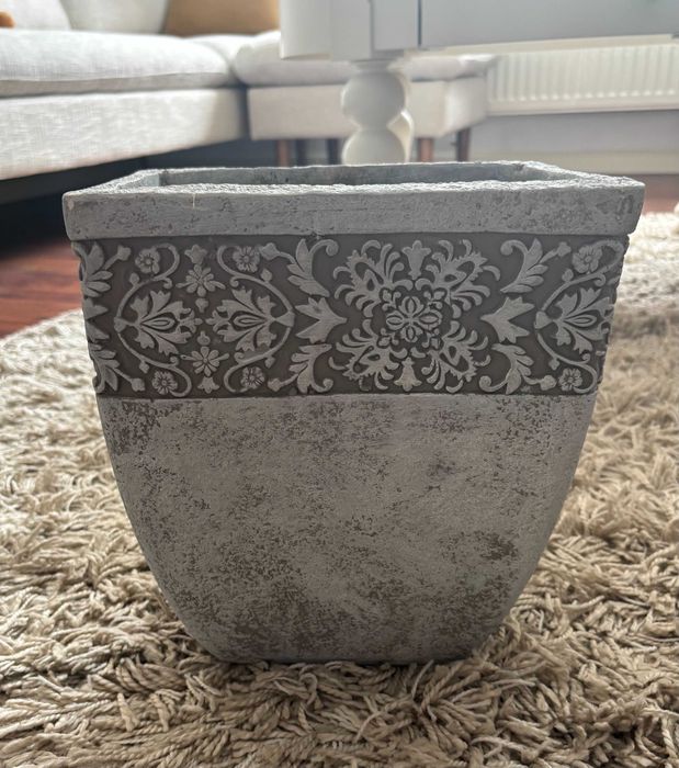 2 ghivece decorative Mobexpert pentru grădină/exterior – stare impecabilă