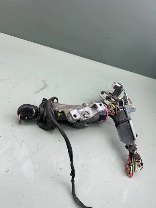 Contact cu cheie 4B0905851C Seat Ibiza 2004 1.2 MT (64 hp)