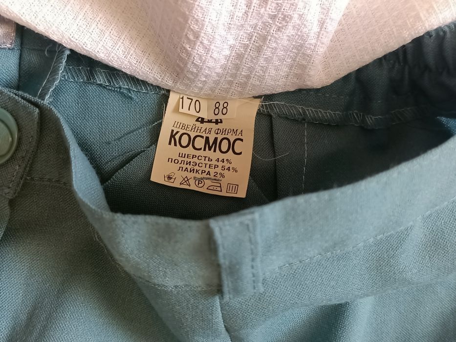 Продам платье и костюмы.