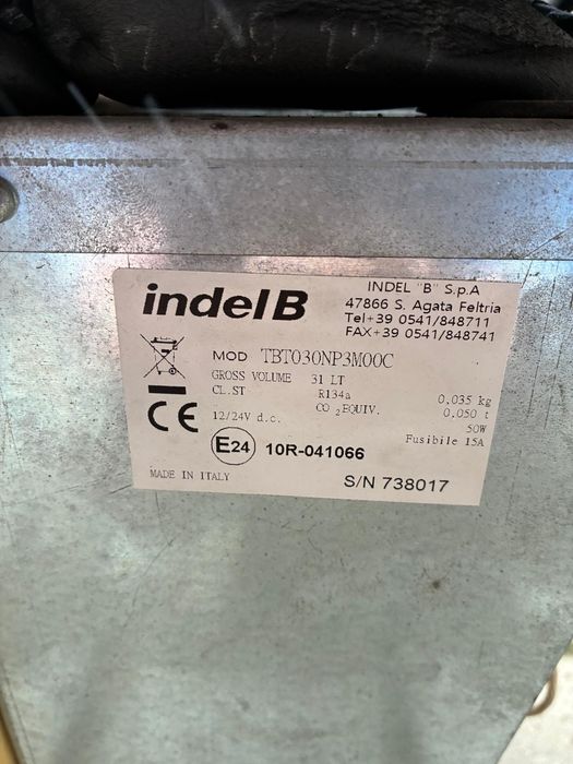 Vând frigider  mercedes MP4