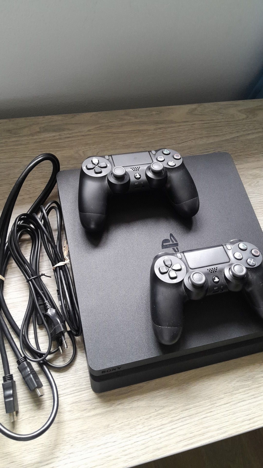 Ps4 1tb on sale two controllers