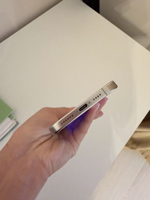 Продам iPhone 16 pro max с гарантией