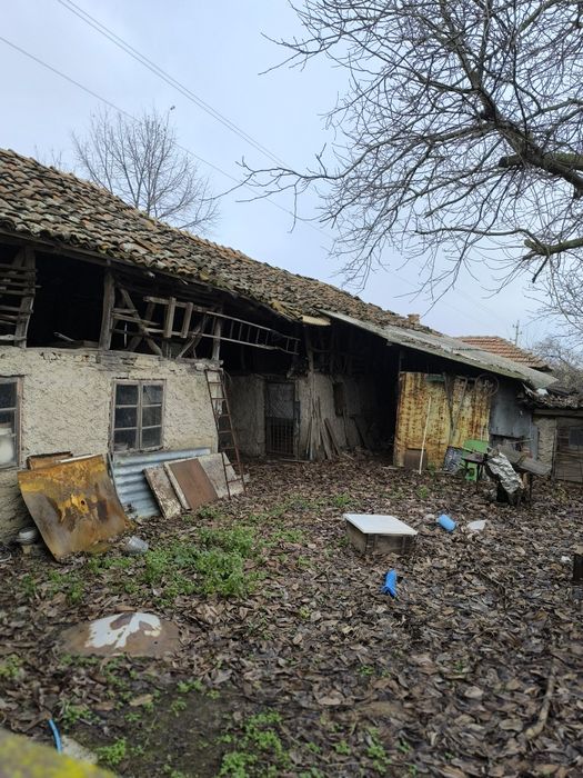 Двуетажна тухлена къща с гараж в село Дянково