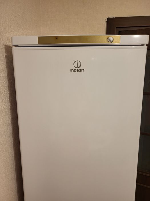 Продам холодильник Indesit 185см