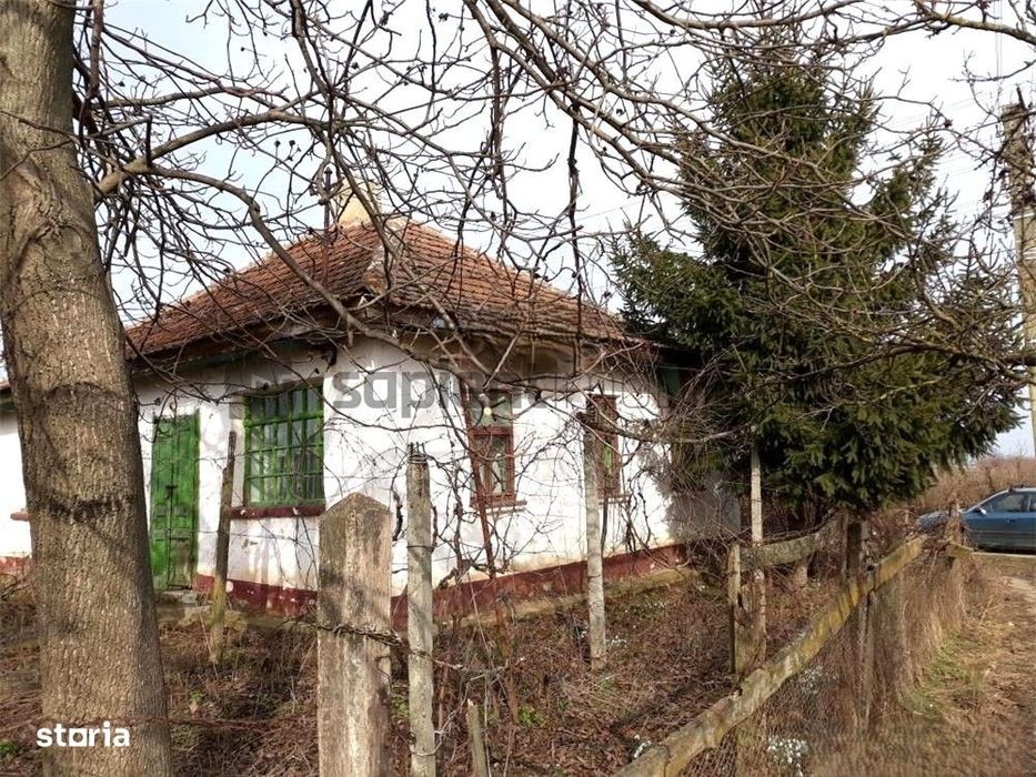 Casa bătrânească 110 mp cu anexe si teren generos de 2.263 mp