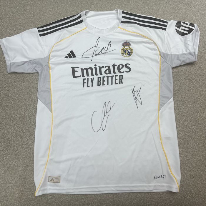 Продам футболку Реал Мадрид с афтогрофами