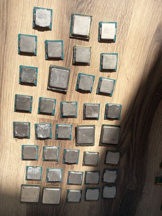 PROCESOARE INTEL de la prima generatie la a 9 a si xeon