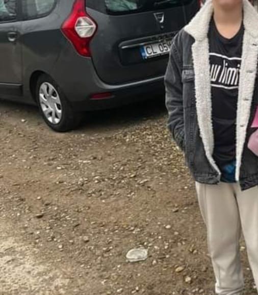 Jacheta de blugi  de la ZARA,imblanita.purtate de 2-3 ori