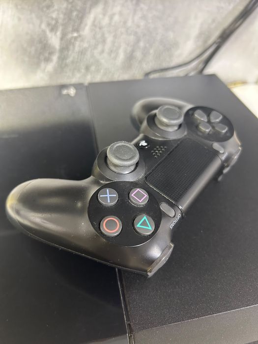 Vând PS4 cu 500GB,.