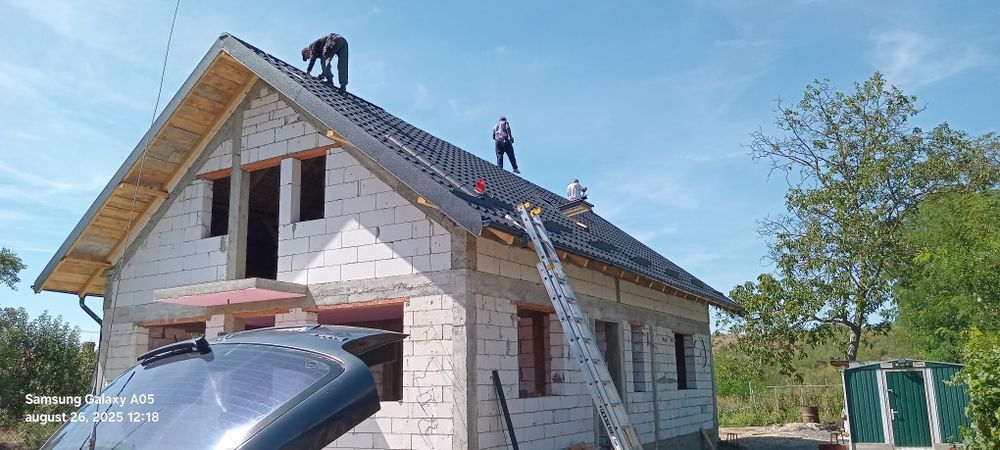 Vând casa în Lunca Corbului Arges,centru, la strada Principala,