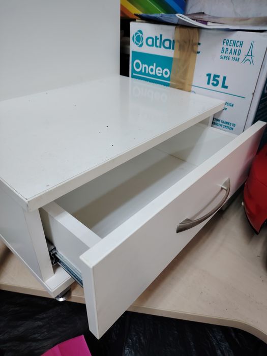 Бели нощни шкафчета