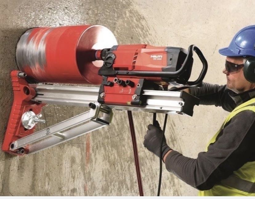 Алмазное сверление отверстий в стене