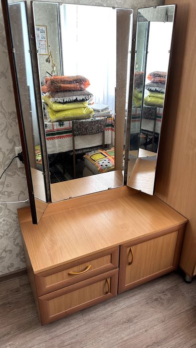 Продам трюмо с зеркалом