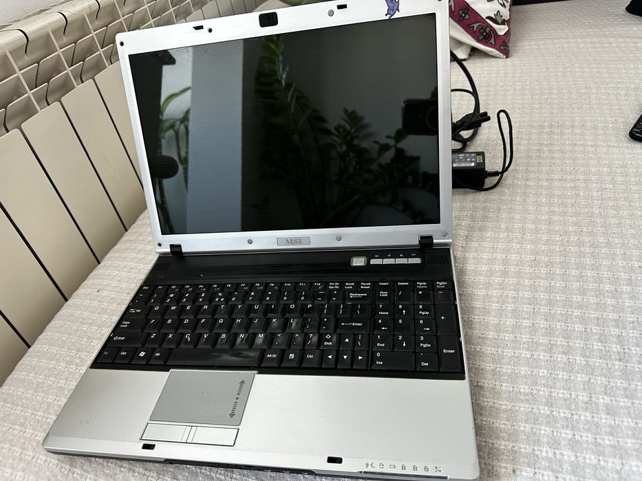 Vand laptop nefunctional pentru piese de schimb MSI model M670X