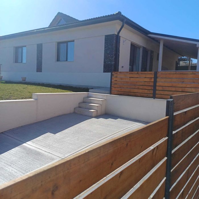 Vand casă la cheie în Corușu