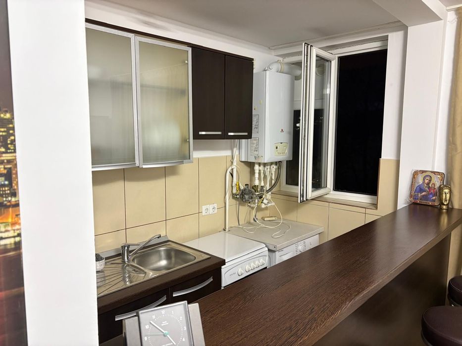 Inchiriez apartament la mansarda.