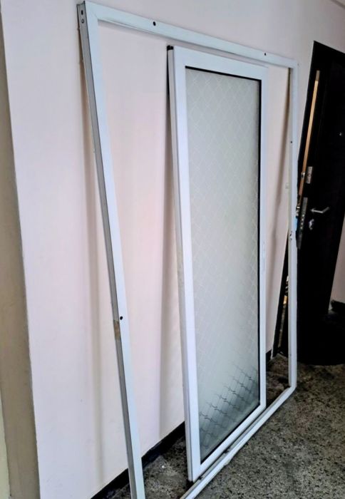 PVC прозорци двойни с по едно крило отваряеми алуминиев интериорни вра