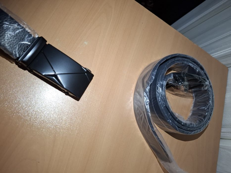 Колан от черна изкуствена кожа с автоматична желязна катарама