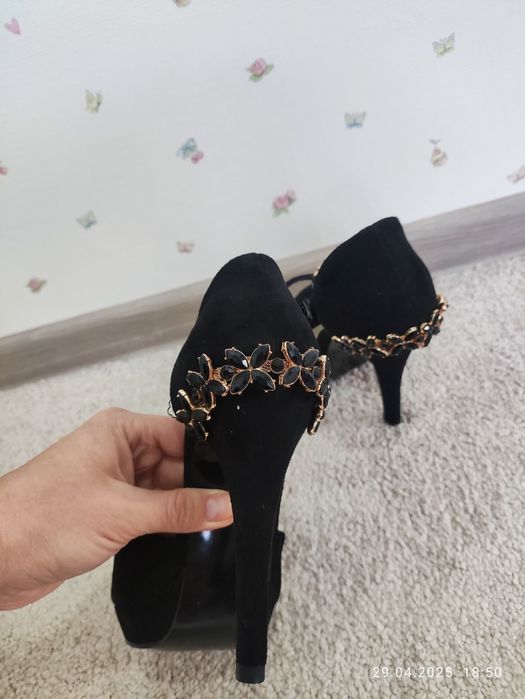 Продам босоножки