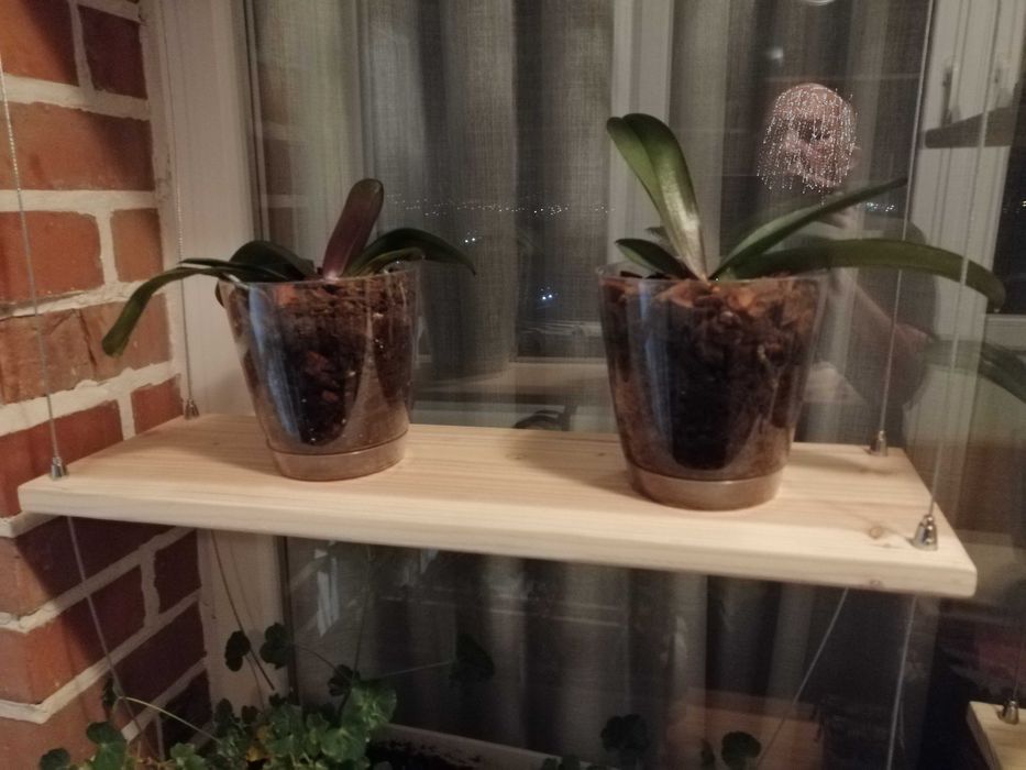 Висяща етажерка с дървени плотове