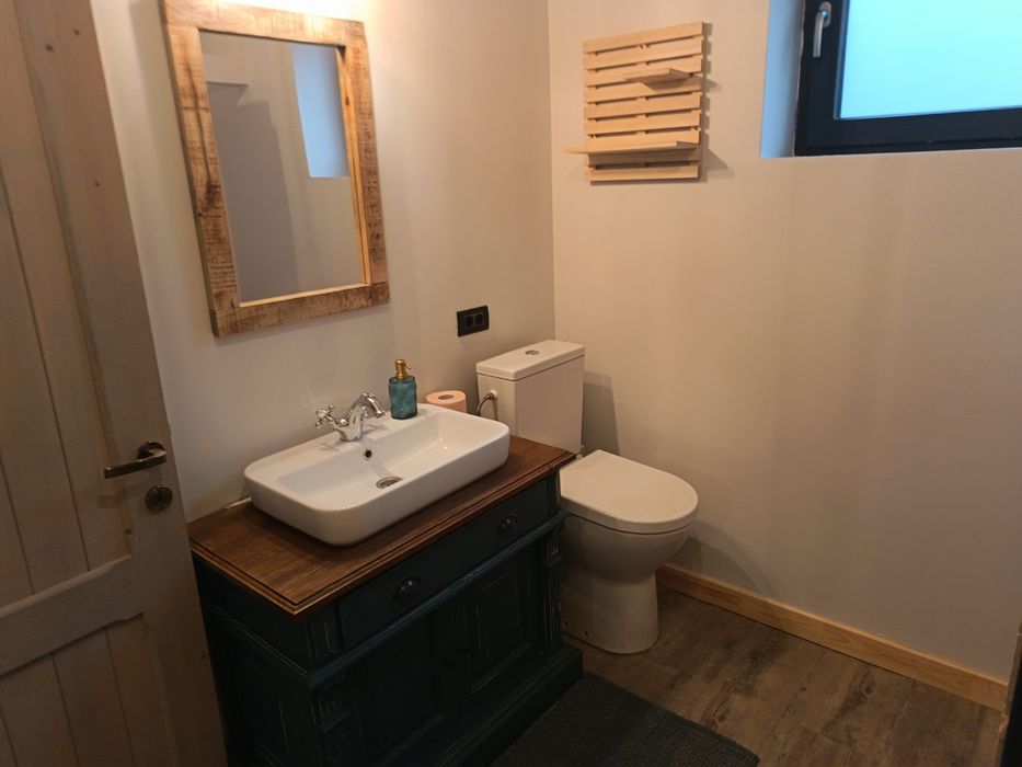 Casa Breaza, stil norvegian(Adunati), 3 ani vechime, din lemn masiv, teren 3865mp,1,5 ore pana la Bucuresti,  piscina incalzita, sera sticla,, magazie