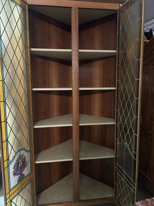 Vitrină din lemn, pe colț