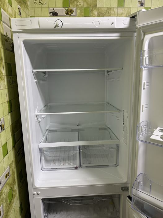 Проаю холодильник Indesit