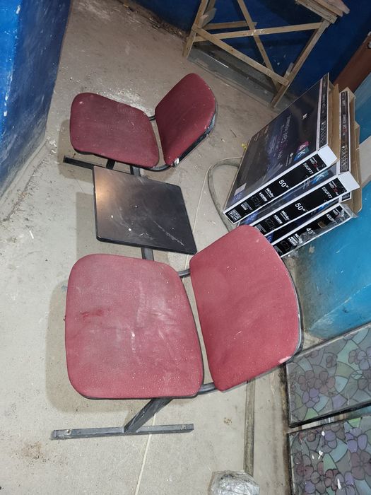 Продам 2 кресла со столиком