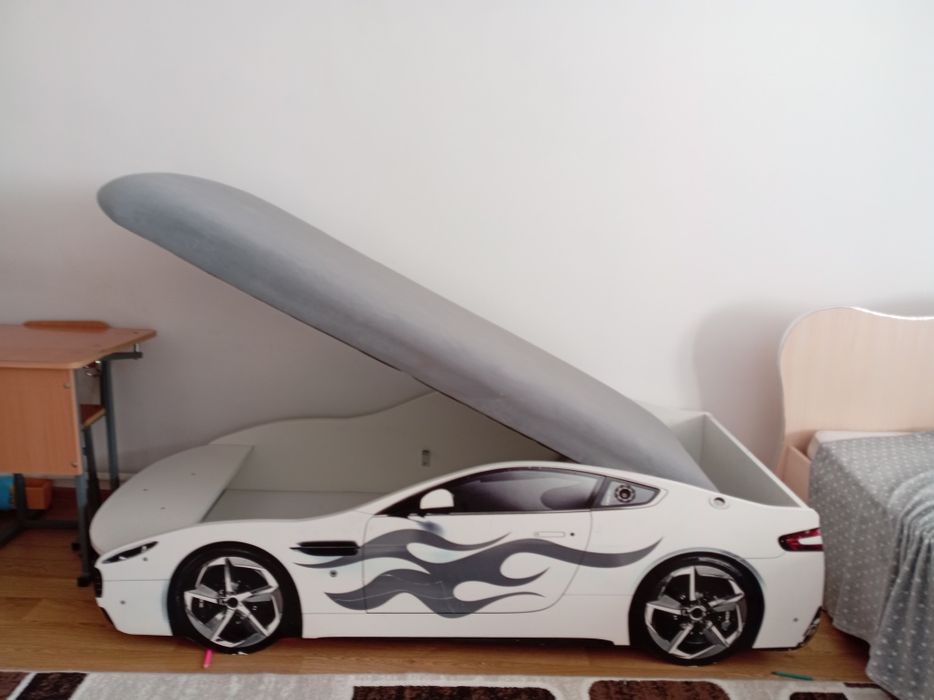 Продам детскую кровать машинку