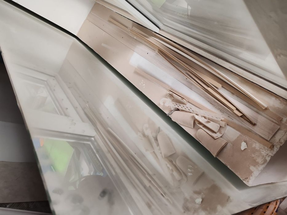 длинное зеркало.