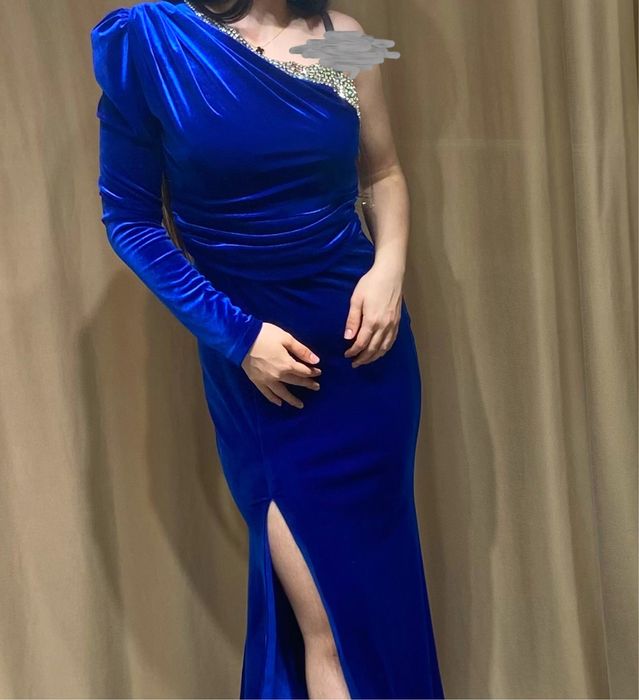 Продаются платья.