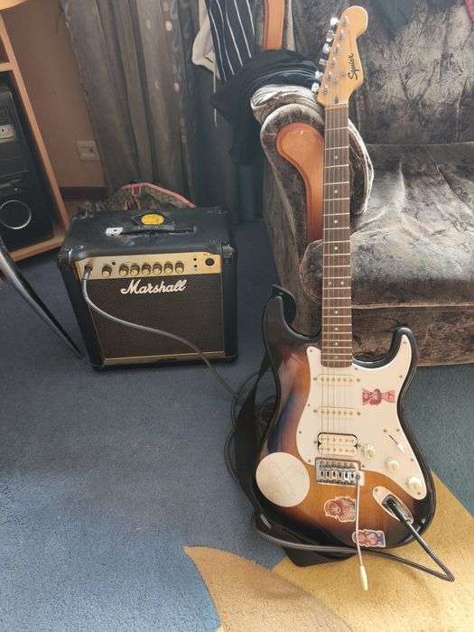 Squier Stratocaster, и комбик Marshall MG15R