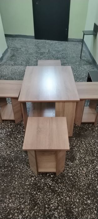 Продам Журнальный столик и табуретки