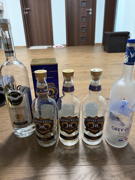 Празни бутилки от алкохол