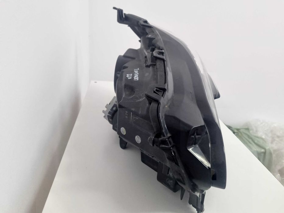 Продавам ляв фар за Lexus NX