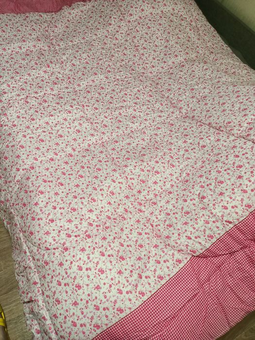 Одеяло теплое, лёгкое.