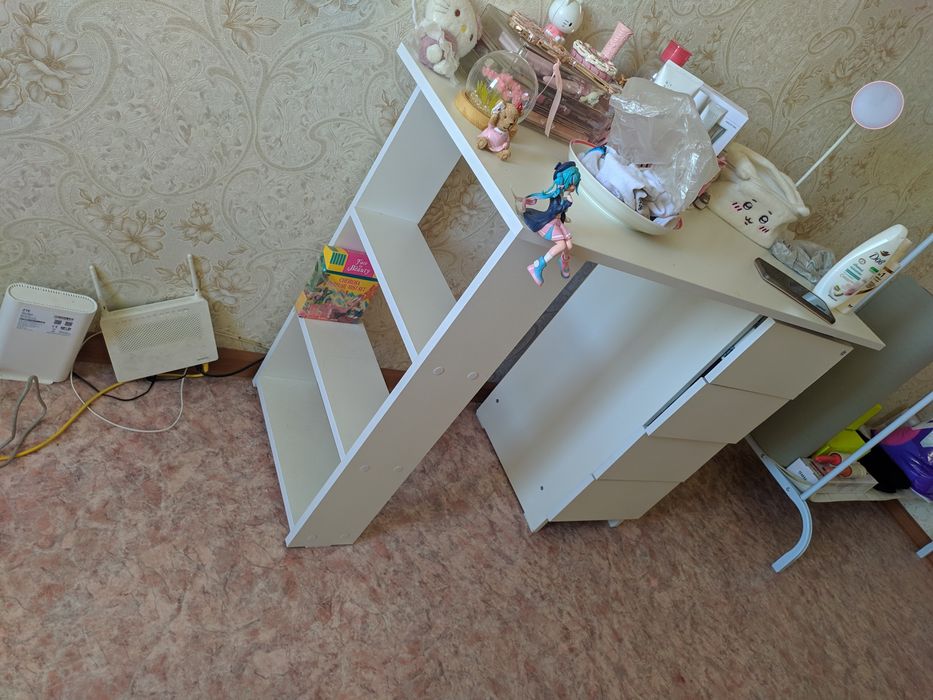 Белый стол с полками
