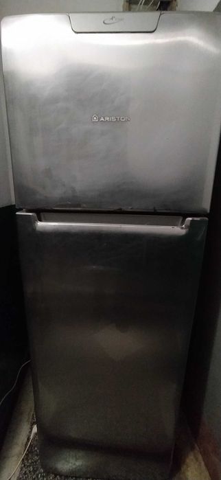Голям хладилник Аристон, работи