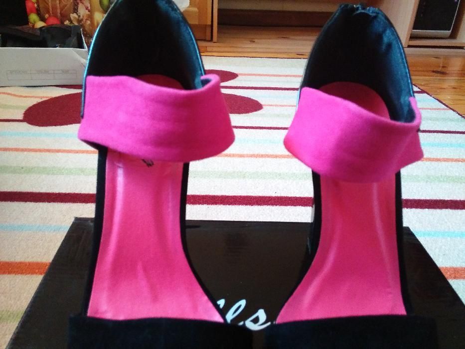 Велурени обувки на висок ток