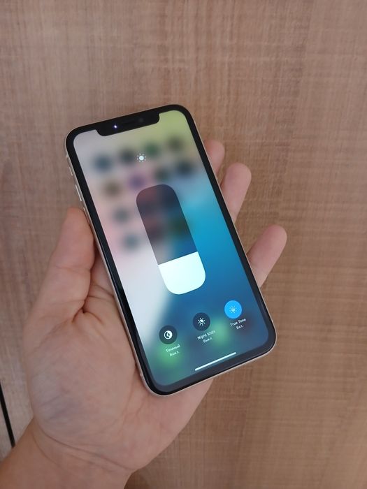 В продаже Айфон 11.