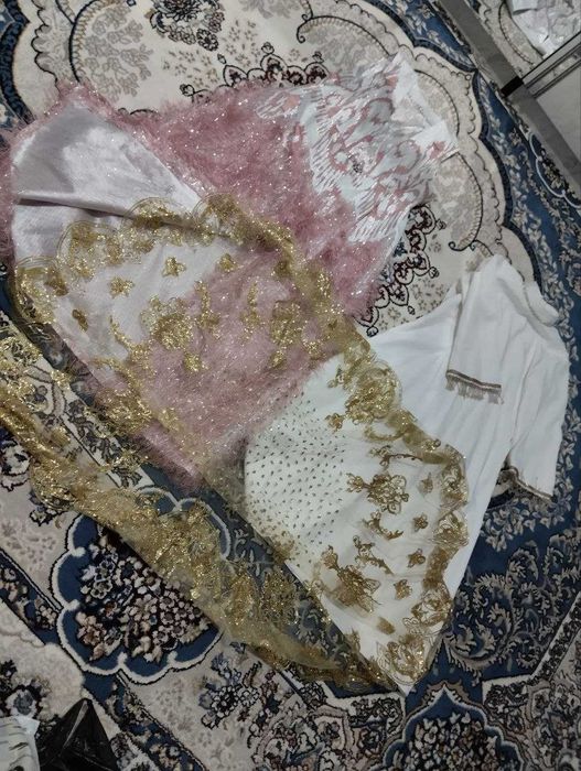 Келин саломлик парли ту́н ичидан кийадигани ва устидан босириладигани