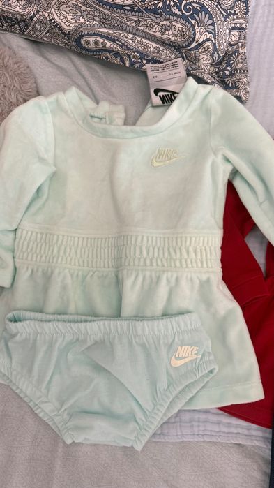 Vând un set de haine de firmă pentru fetiță 3-6, 6-9 luni.