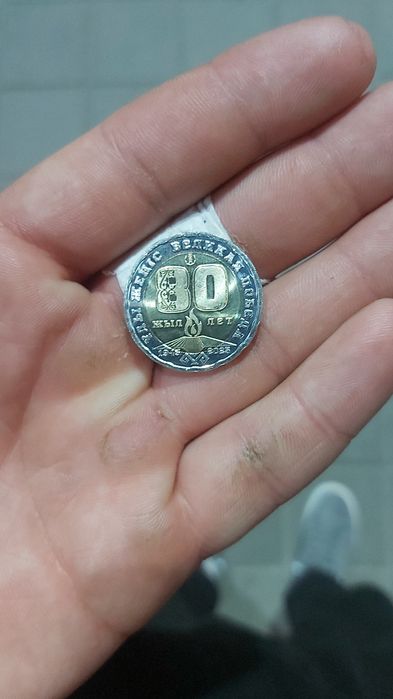 Продам калекциную монету 200